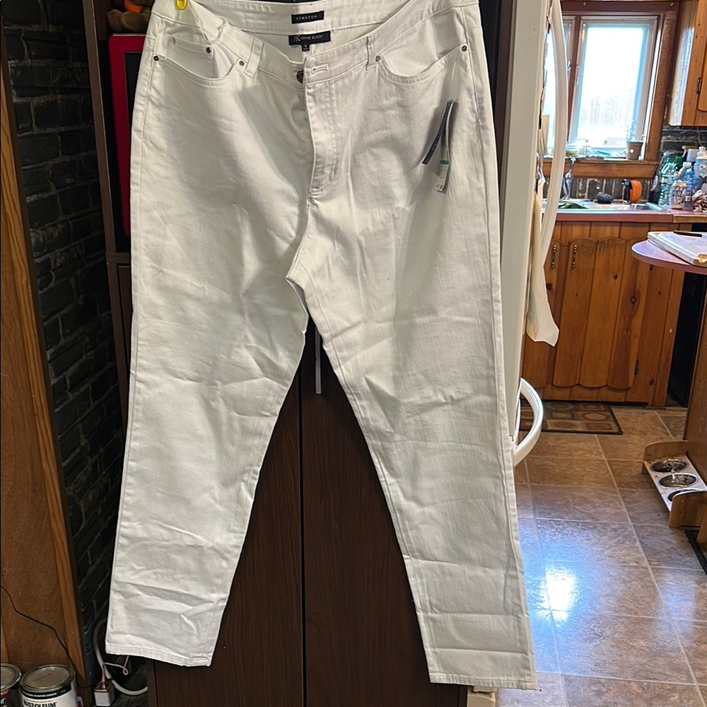 Anne Klein whit jeans in size 16 NWT